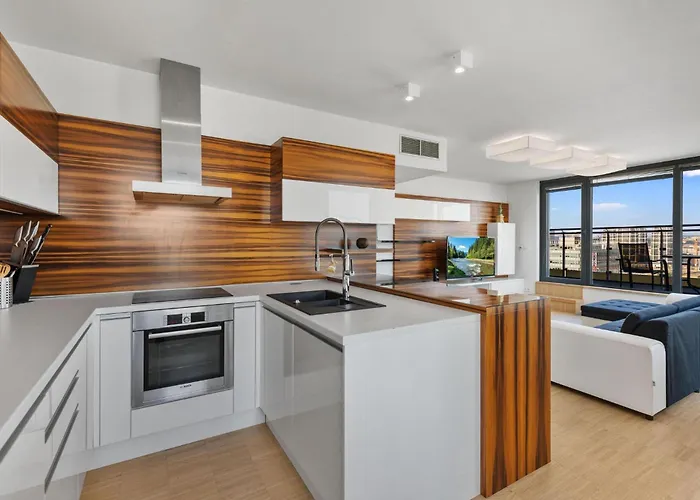 Sky In - With 2 Parking Places アパート ブラチスラヴァ